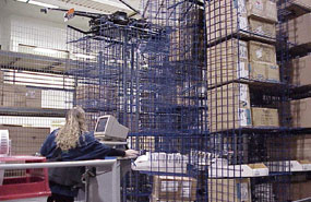 horizontal carousel picking in a distribution center