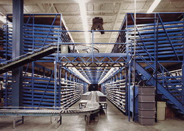 pick module with central conveyor line
