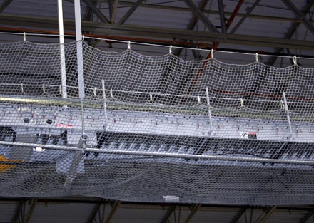 Overhead conveyor guarded with safety net